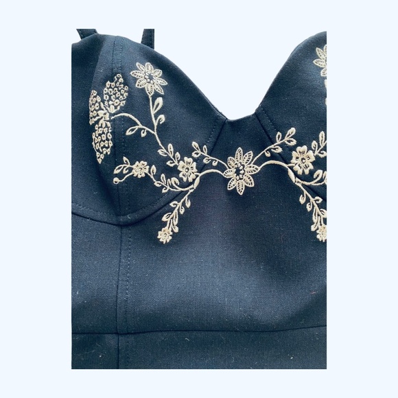 Cinq à Sept Navy Embroidered Cocktail Dress – Size 4 - Picture 3 of 9